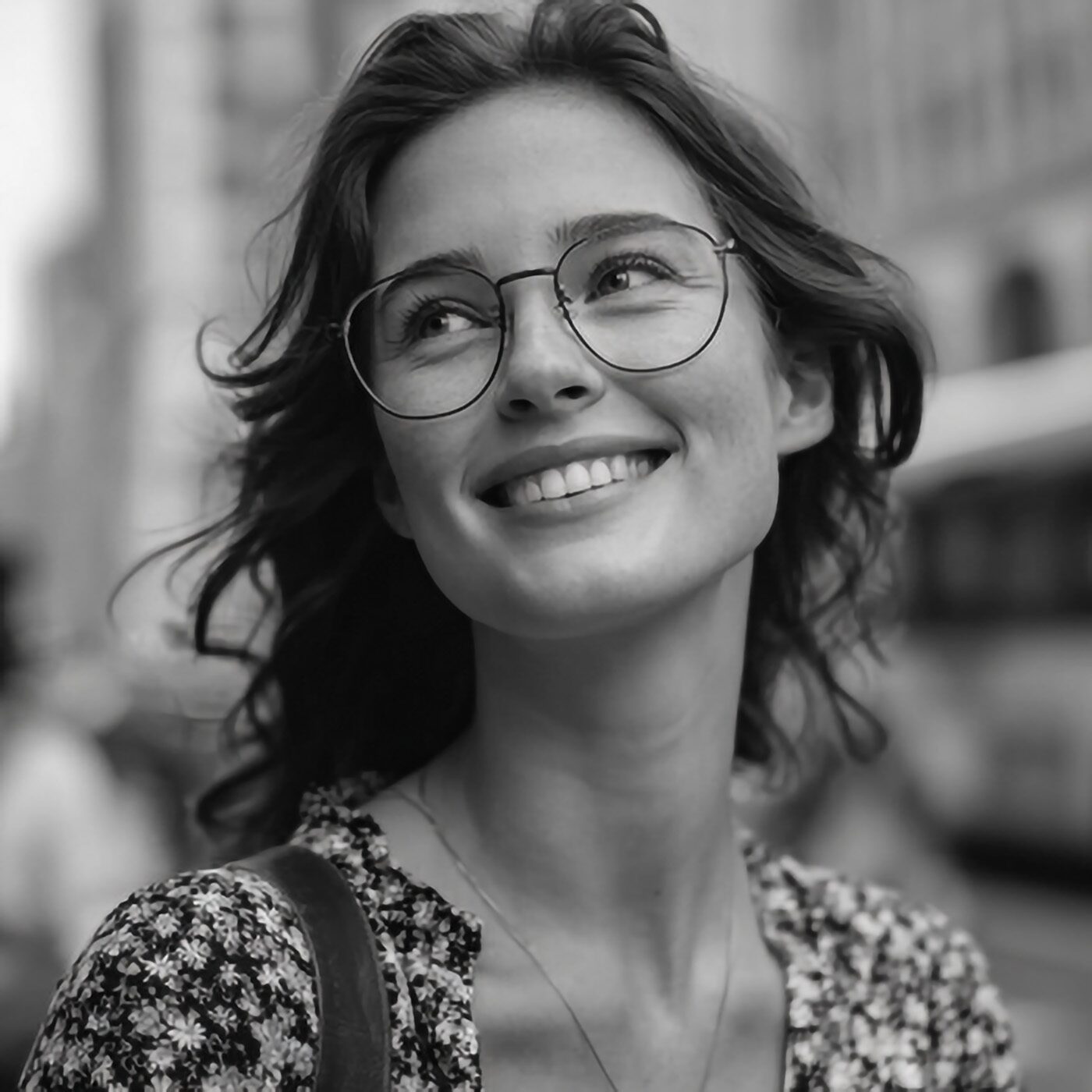 Porteur de lunettes, visuel du catalogue KOPTICAL 2026 pour HMC