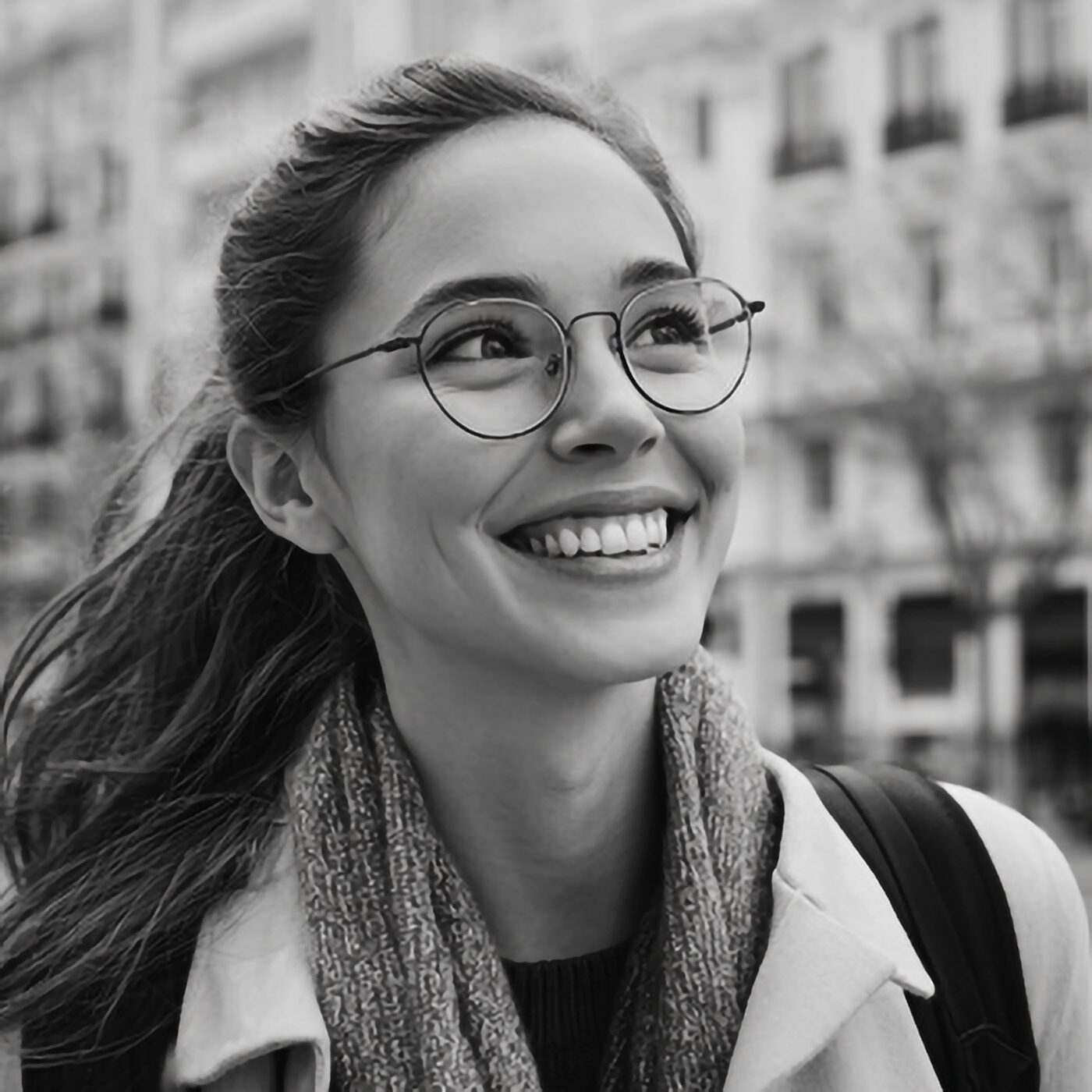 Porteur de lunettes, visuel du catalogue KOPTICAL 2026 pour Klear Akrom